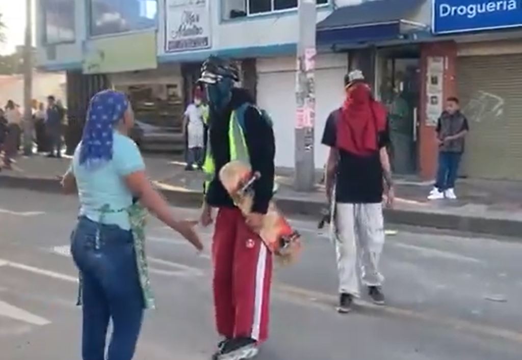 Vendedora de empanadas confrontó a encapuchados en Verbenal: “Eso es vandalismo”