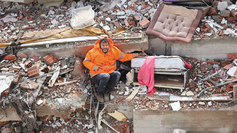 Mesut Hancer toma la mano de su hija Irmak, de 15 años, que murió en la ciudad turca de Kahramanmaras, cerca del epicentro del terremoto de 7,8 grados de magnitud, que causó más de 22 mil muertos el 7 de febrero de 2023.