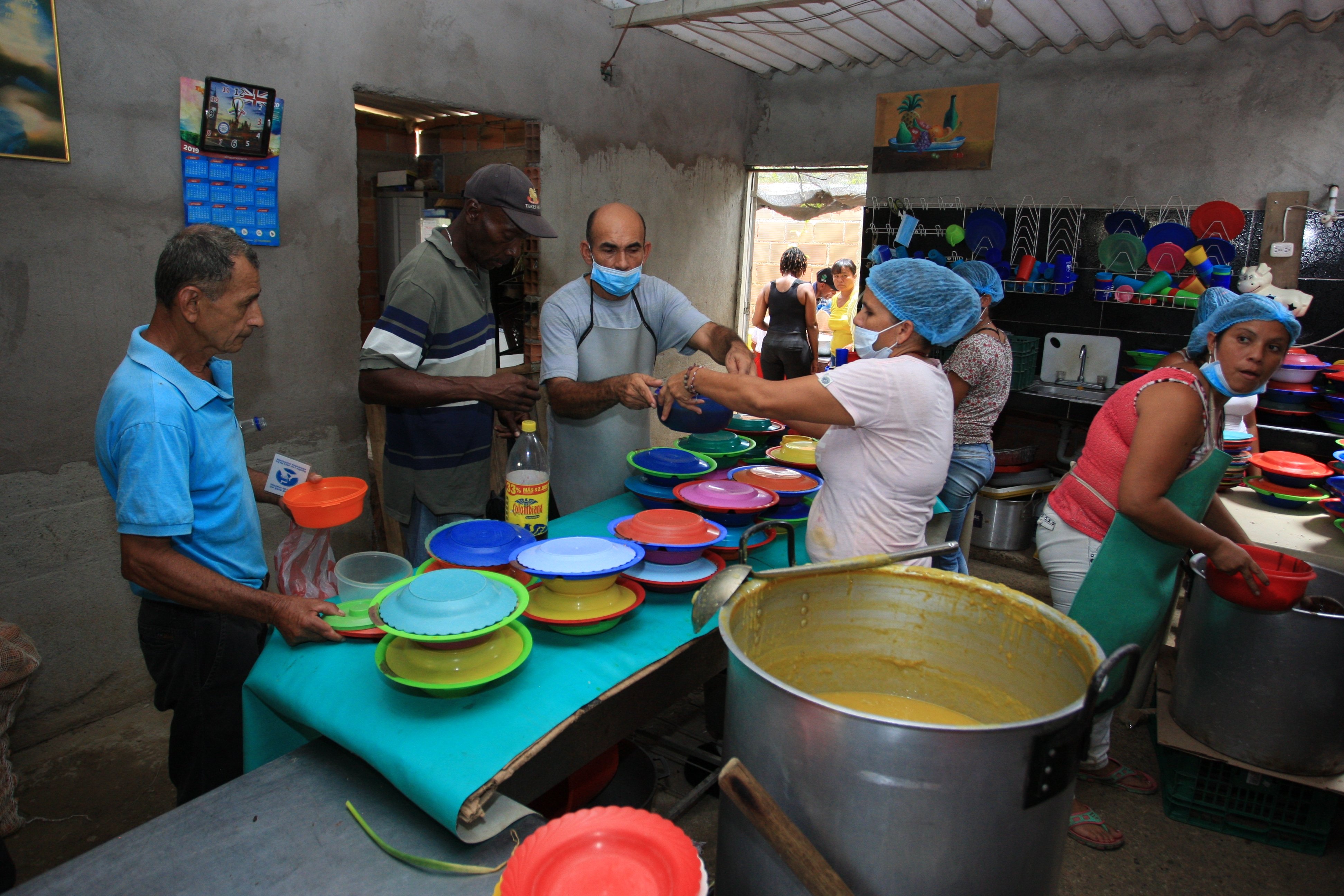 En la Fortaleza, comedor une a colombianos y venezolanos