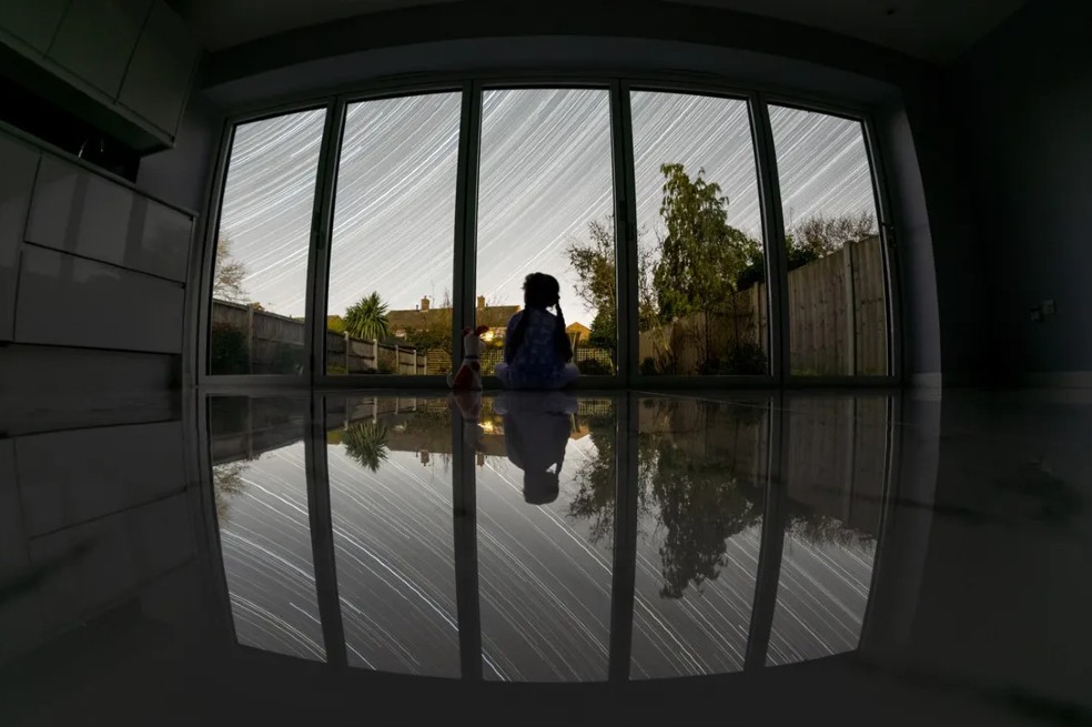 La mejor fotografía en categoría Personas y espacio fue tomada por Deepal Ratnayaka. Su hija, de seis años, estuvo presente durante el montaje. Estaba sentada junto a la puerta mientras le mostraba las estrellas que iban apareciendo en el cielo a su peluche Max.