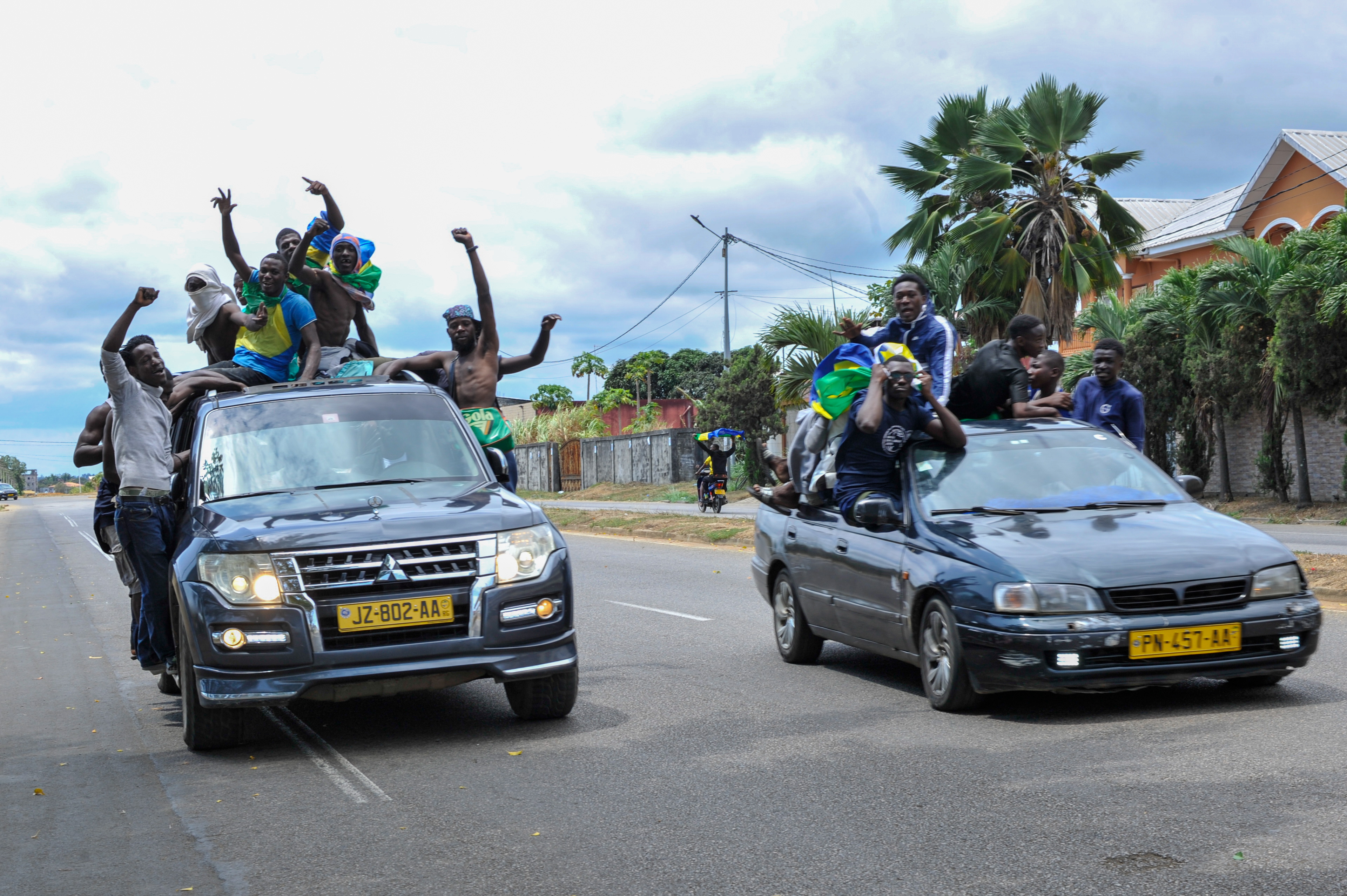 Akanda (Gabon), 30/08/2023.- People wave Gabon national flags as they celebrate after a military coup, in the streets of Akanda, Gabon, 30 August 2023. Members of the Gabonese army on 30 August announced on national television that they were canceling the election results and putting an end to Gabonese President Ali Bongo's regime, who had been declared the winner. (Golpe de Estado) EFE/EPA/STR