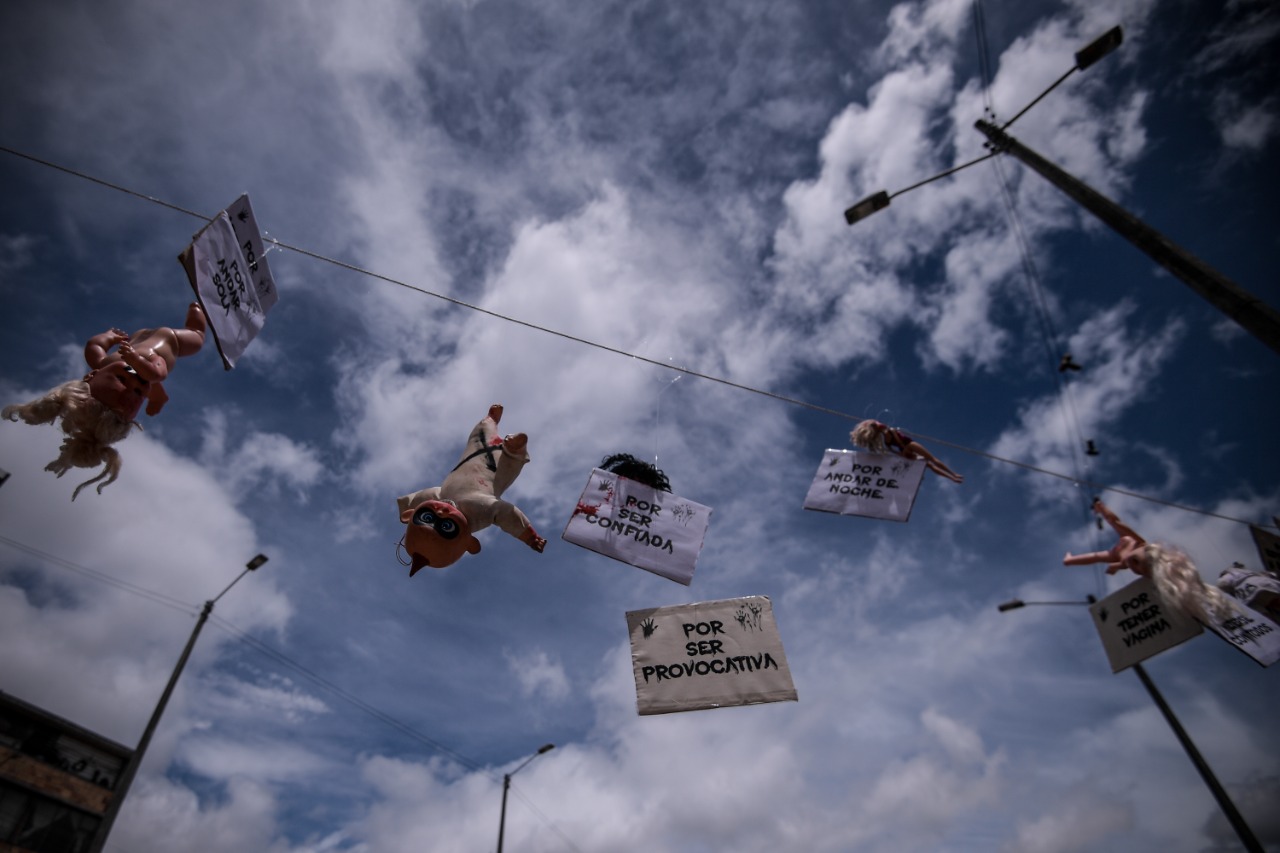 Frente a las instalaciones del Colegio Nuevo Chile, en Bogotá, la Red de Artistas en Resistencia (RAR) realizó una instalación como forma de protesta ante los casos de violencia sexual que han sido denunciados en esa institución.