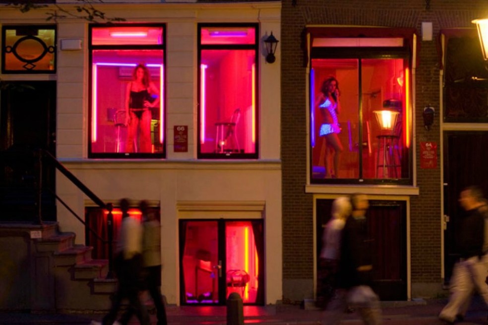 Las prostitutas de Ámsterdam podrían trabajar fuera del Barrio Rojo