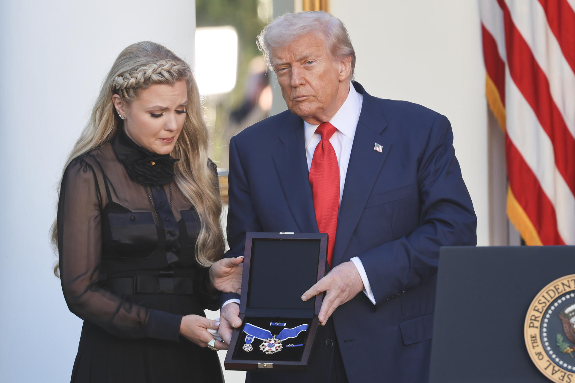 Trump revoca visas de 6 extranjeros por “celebrar” muerte de Kirk, a quien llama “mártir”