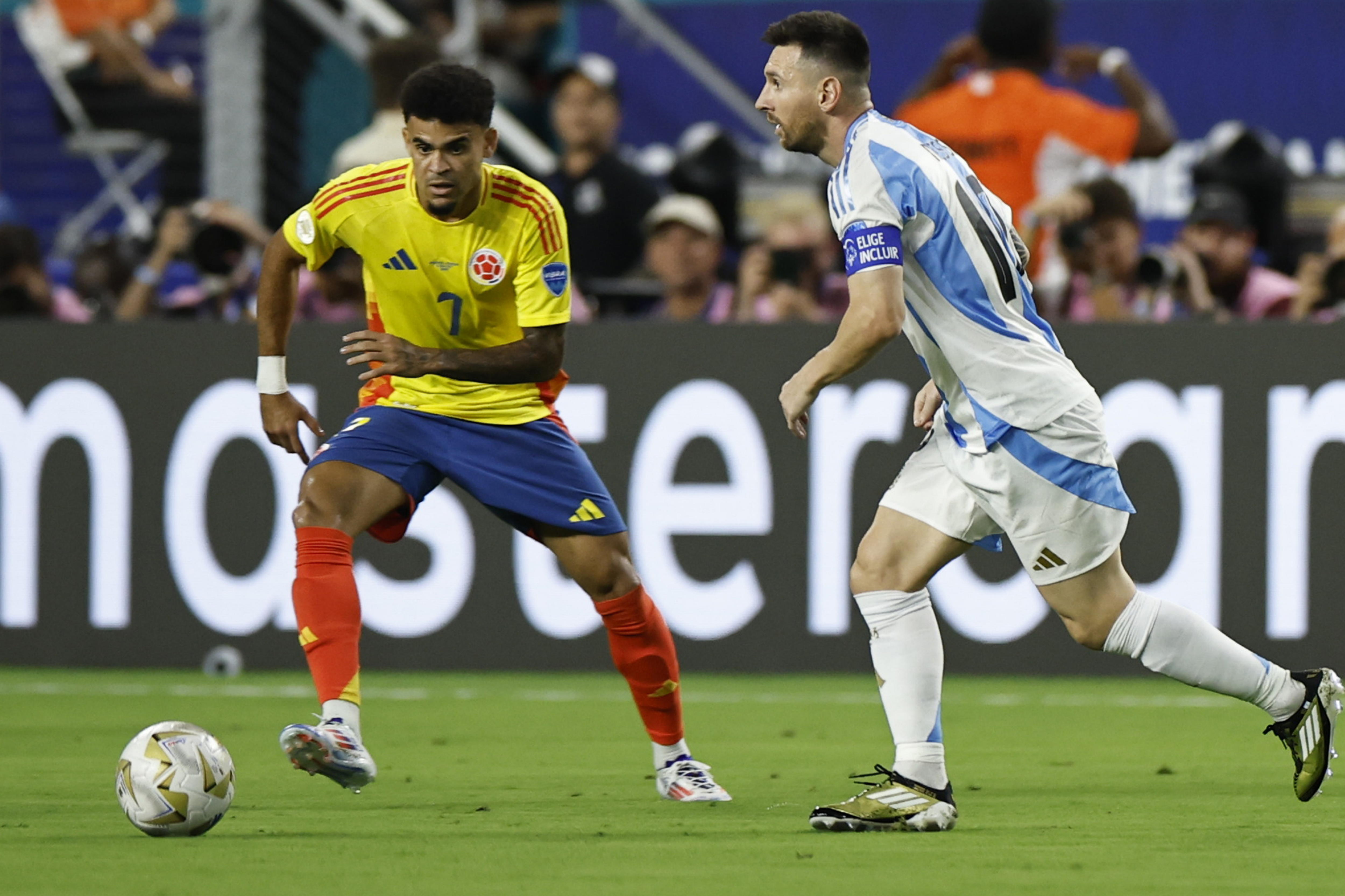 Miami Gardens (United States), 15/07/2024.- Lionel Messi (R) of Argentina in action against Luis Diaz (L) of Colombia during the CONMEBOL Copa America 2024 Final between Argentina and Colombia, in Miami Gardens, Florida, USA, 14 July 2024. EFE/EPA/CJ GUNTHER