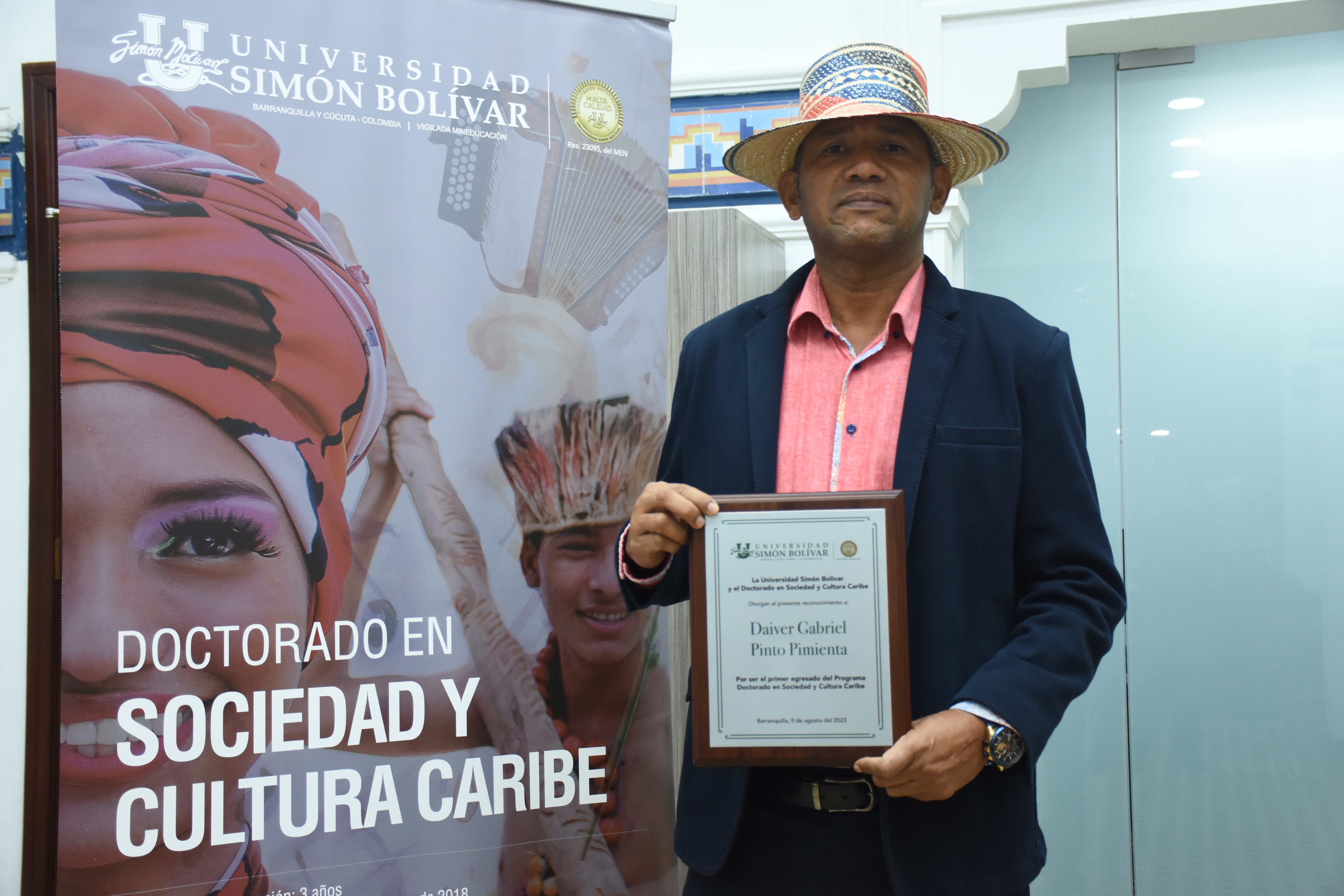 El investigador Daiver Pinto Pimienta recibió de Unisimón una placa de reconocimiento por su labor académica.
