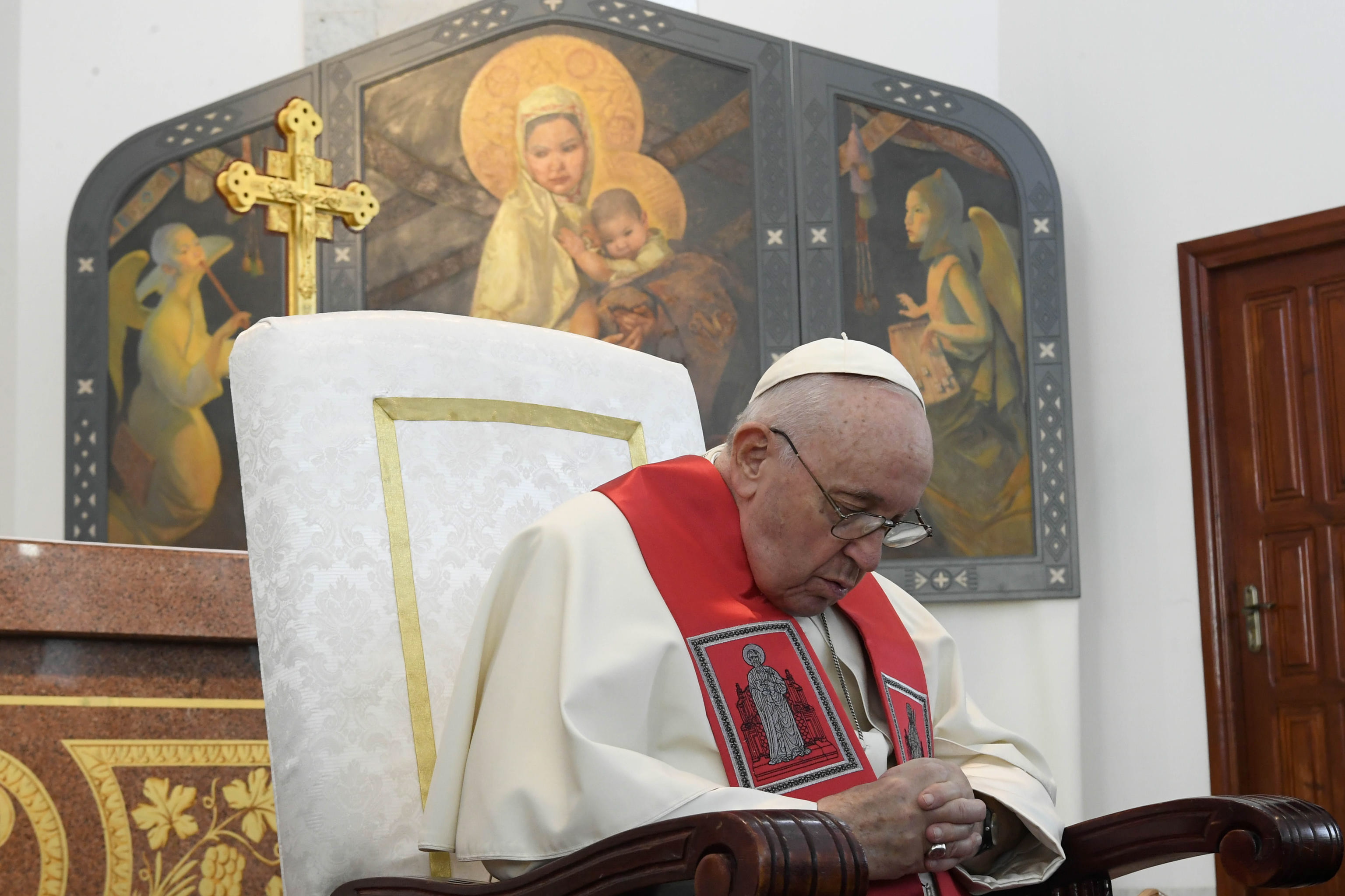 Nur-sultan (Kazakhstan), 15/09/2022.- A handout picture provided by the Vatican Media shows Pope Francis praying during a meeting with representatives of the clergy and parishioners in the Our Lady of Perpetual Help Cathedral in Nur-Sultan, Kazakhstan, 15 September 2022. Pope Francis during his visit to Kazakhstan met with Kazakh President Jomart Tokaev, attended the VII Congress of Leaders of World and Traditional Religions, held an outdoor mass at the Expo Grounds and came together with bishops, priests, deacons, consecrated persons, seminarians and pastoral workersbefore he concludes his apostolic journey with reading the Final Declaration and Conclusion of the world religions leaders' congress later on 15 September. (Papa, Kazajstán) EFE/EPA/VATICAN MEDIA HANDOUT HANDOUT EDITORIAL USE ONLY/NO SALES