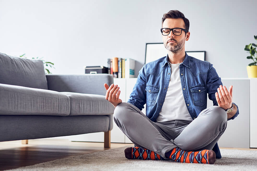 Puedes acondicionar la sala u otro espacio físico para la práctica diaria del yoga. / Redacción Cromos