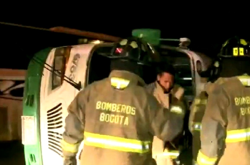 Siete heridos deja volcamiento de colectivo en Bogotá