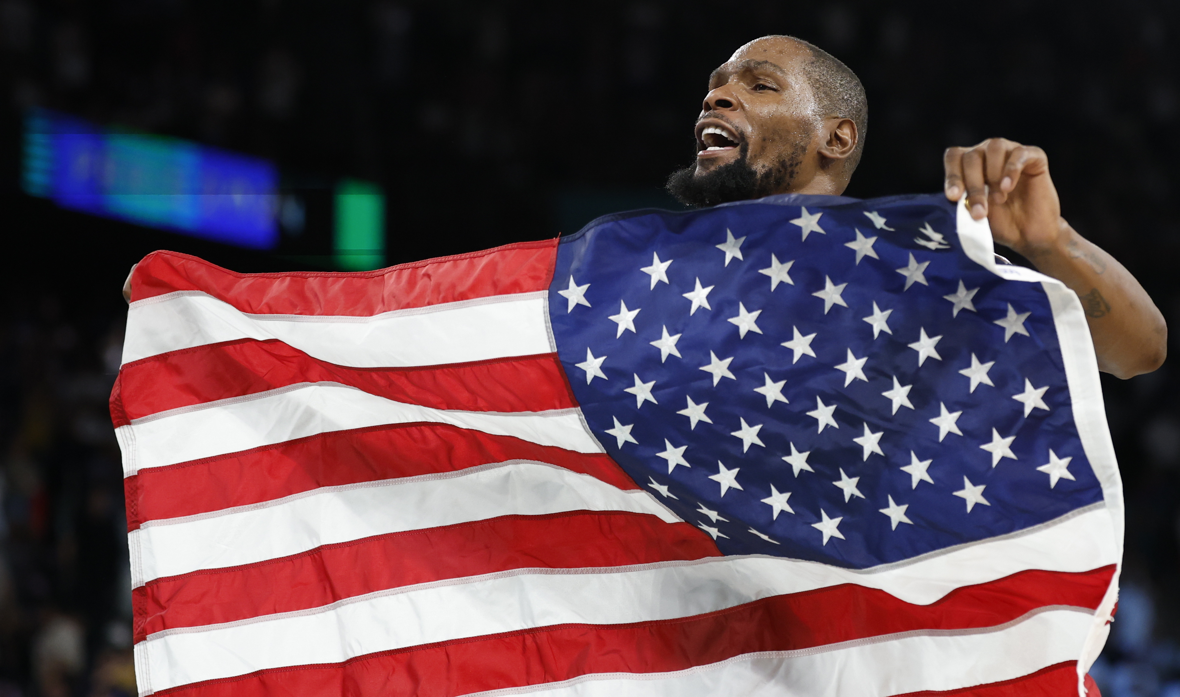 Paris (France), 10/08/2024.- Kevin Durant of USA celebrates winning the Men Gold Medal game France vs USA of the Basketball competitions in the Paris 2024 Olympic Games, at the South Paris Arena in Paris, France, 10 August 2024. (Baloncesto, Francia) EFE/EPA/CAROLINE BREHMAN