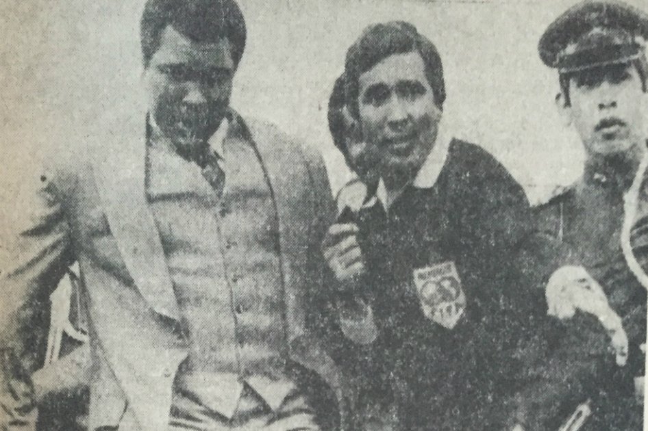Muhammad Alí (izq.), junto al árbitro uruguayo Ramón Barreto, durante el saque de honor en el Campín, previo a un partido entre Millonarios y Nacional. / Archivo El Espectador