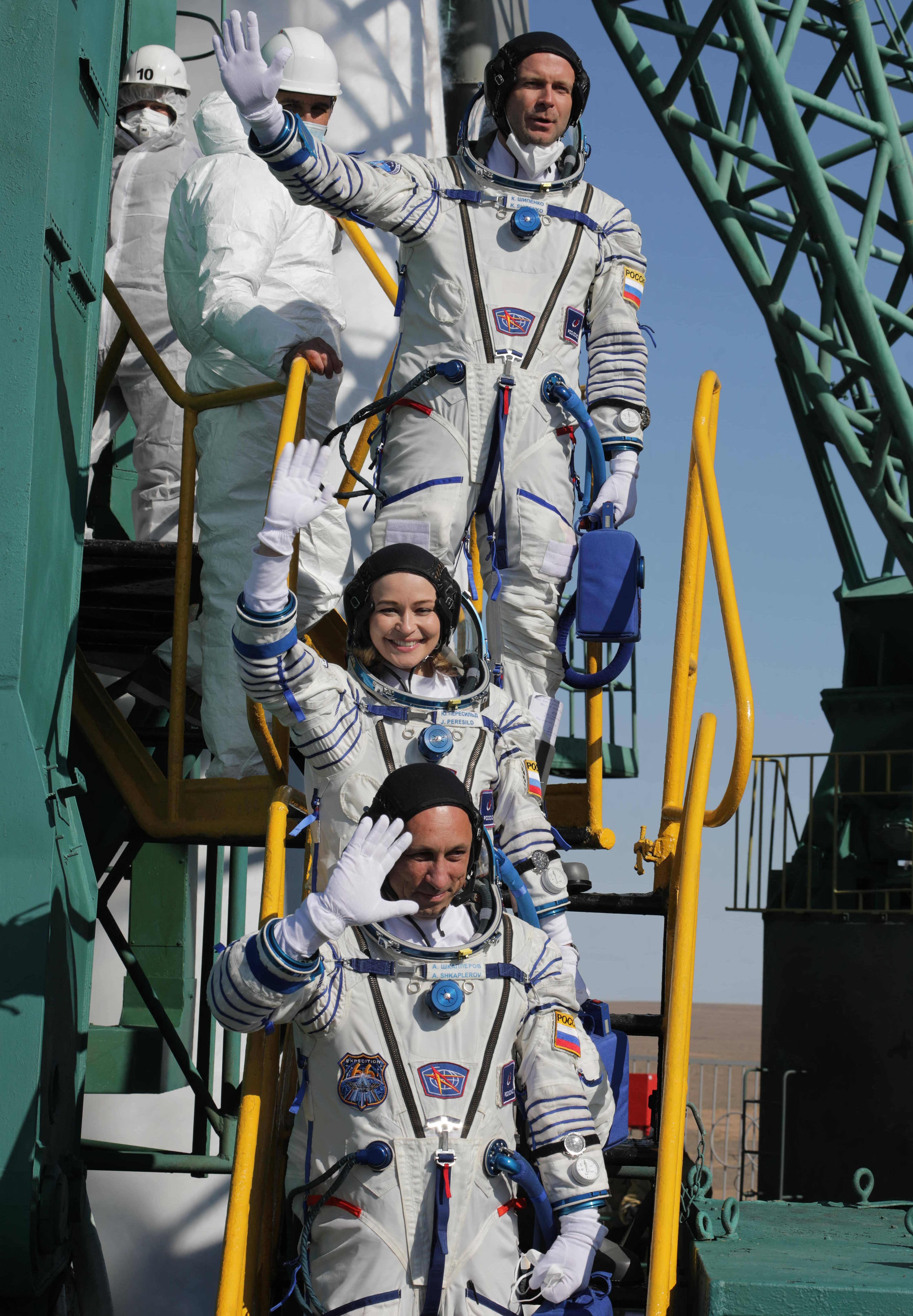 Miembros de la tripulación: el cosmonauta Anton Shkaplerov (abajo), la actriz Yulia Peresild (Centro) y el director de cine Klim Shipenko (arriba), durante el abordaje de la nave rusa Soyuz MS-19.