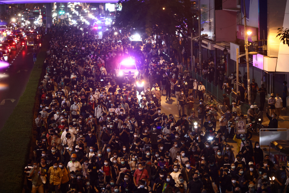 Una mujer herida de bala, protestas masivas y toques de queda en Birmania