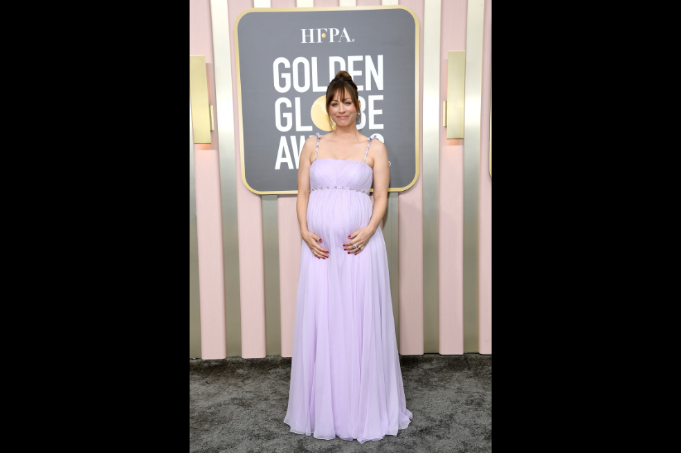 La actriz Kaley Cuoco, recordada por su papel en The Big Bang Theory, espera a su primer hija, mostrando su felicidad tanto en redes sociales como en la alfombra de los Golden Globes.