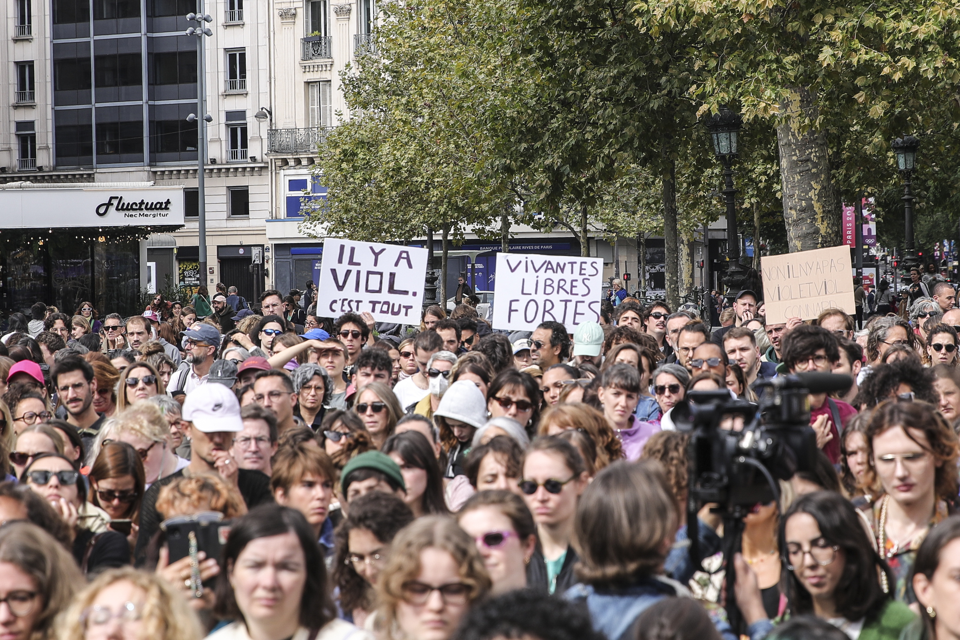 Paris (France), 14/09/2024.- People carry banners with the messages 'There's rape, that's all' and 'Alive, Free and Strong' during a feminist demonstration also in support of Gisele Pelicot, victim of alleged rape by her husband and dozens of men over years, in Paris, France, 14 September 2024. Dominique Pelicot is accused of drugging his wife to rape her when she was unconscious and offer her to dozens of men at their house in Mazan, south of France, between 2011 and 2020. Fifty of them have also been accused. Dominique Pelicot could spend up to 20 years behind bars if proven guilty. The verdict is expected at the end of November 2024. Sign in center reads 'I believe you'. (Francia) EFE/EPA/TERESA SUAREZ