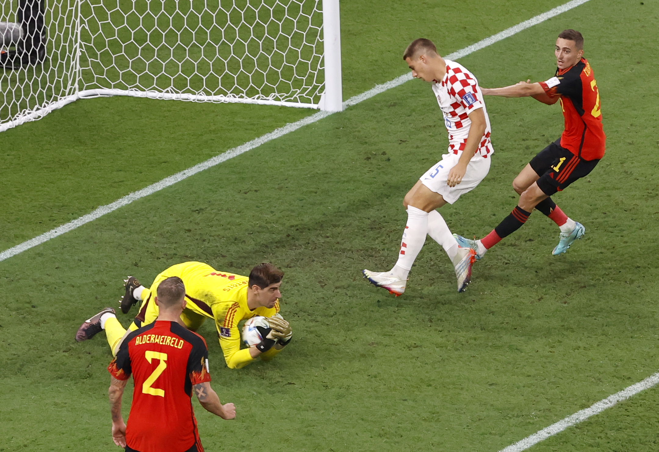 Doha (Qatar), 01/12/2022.- Goalkeeper Thibaut Courtois of Belgium saves the ball during the FIFA World Cup 2022 group F soccer match between Croatia and Belgium at Ahmad bin Ali Stadium in Doha, Qatar, 01 December 2022. (Mundial de Fútbol, Bélgica, Croacia, Catar) EFE/EPA/Rolex dela Pena