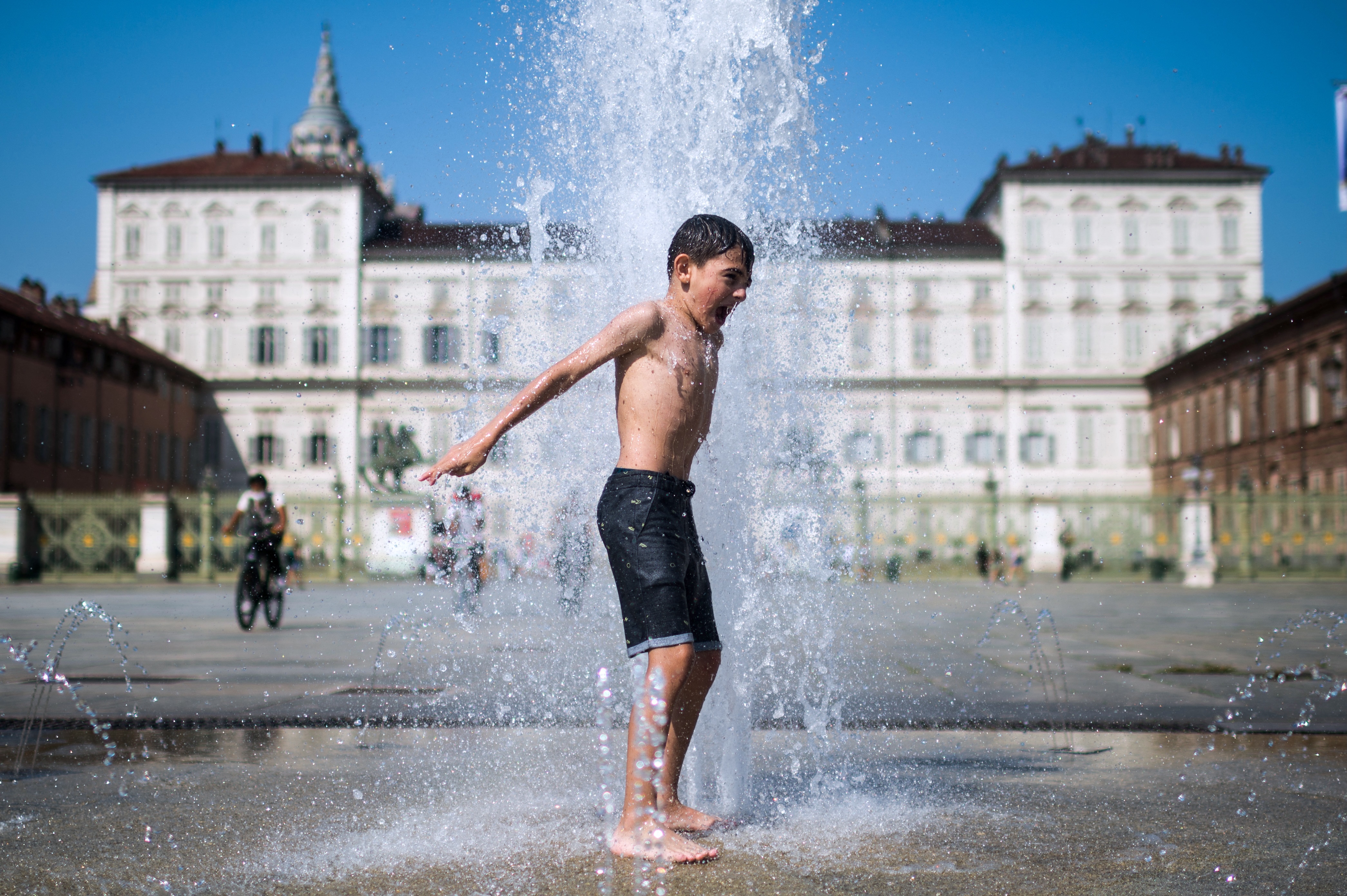 El resto de regiones meridionales siguen en alerta: Calabria, la punta de la "bota" italiana, que rozó los 42 grados, hoy espera máximas de 38 grados; las mismas que Campania, con capital en Nápoles, y que el Lacio, la región de Roma, donde se llegó a los 40 grados ayer.