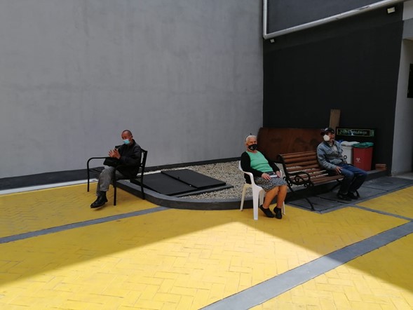 Tres personas sentadas en sillas