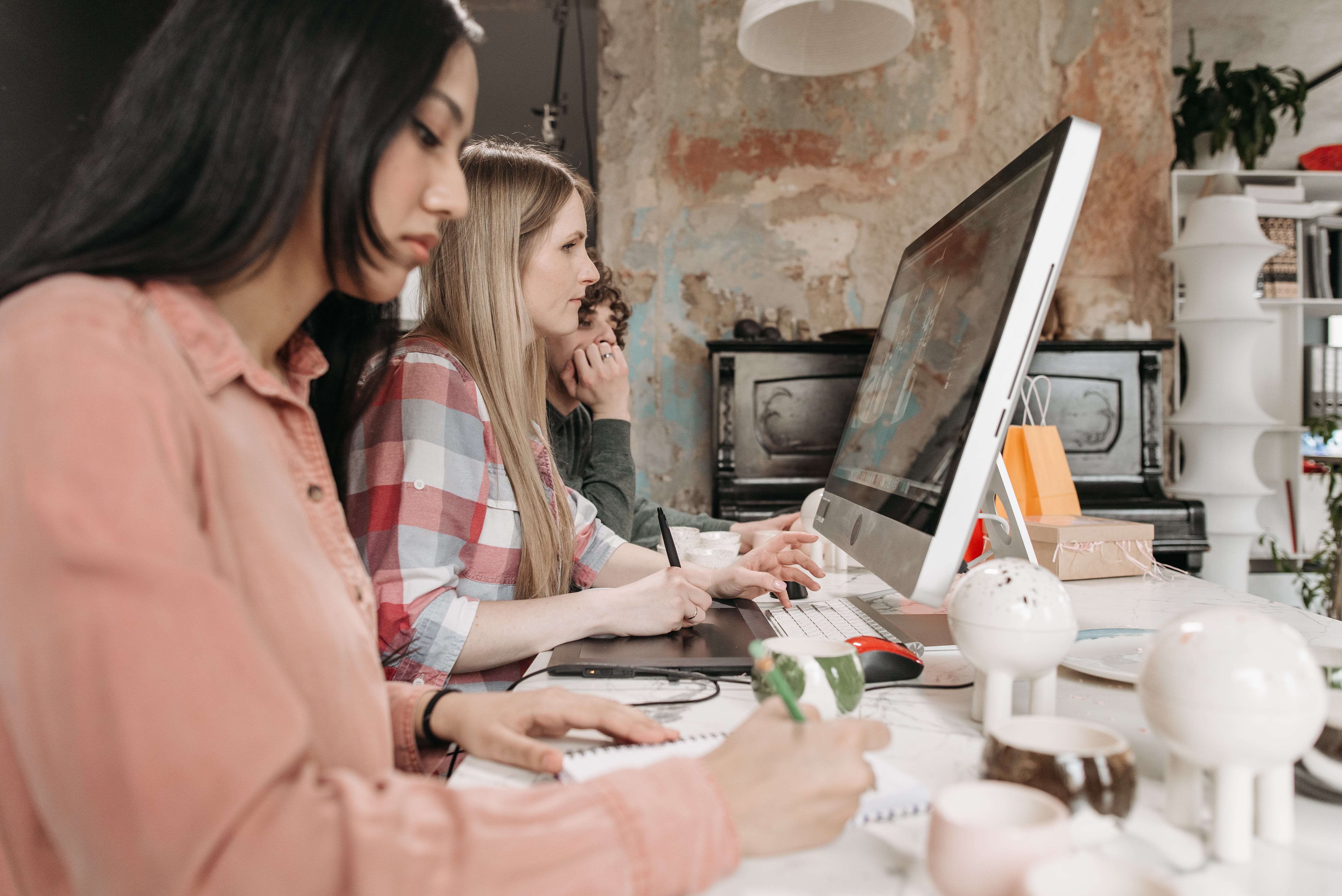 ¿Se afecta el clima laboral cuando no hay aumentos de salario en la empresa?