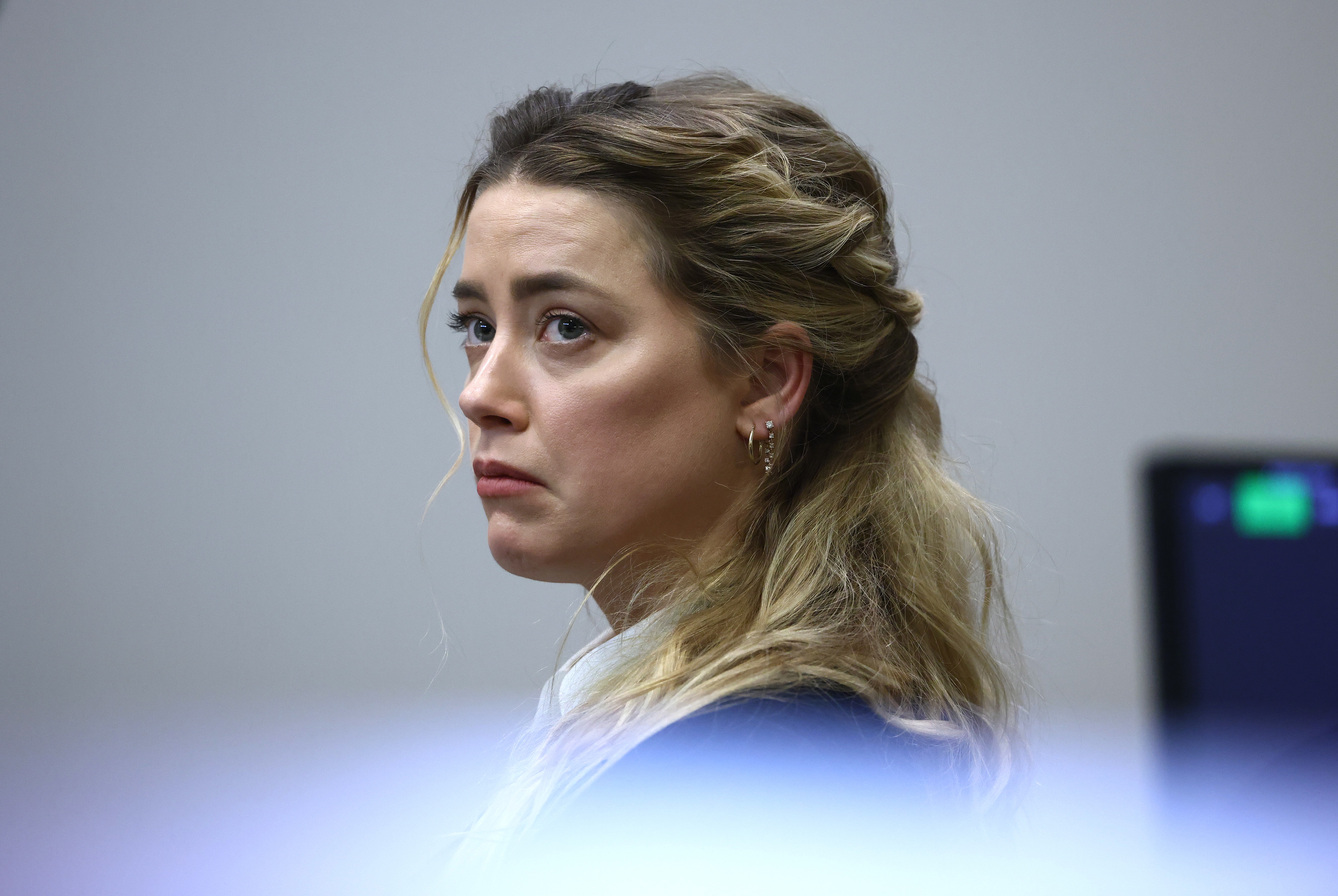 Fairfax (United States), 21/04/2022.- US actress Amber Heard during the 50 million US dollar Depp vs Heard defamation trial at the Fairfax County Circuit Court in Fairfax, Virginia, USA, 21 April 2022. US actor Johnny Depp's 50 million US dollar defamation lawsuit against his ex-wife Amber Heard that started on 10 April is expected to last five or six weeks. (Estados Unidos) EFE/EPA/JIM LO SCALZO / POOL
