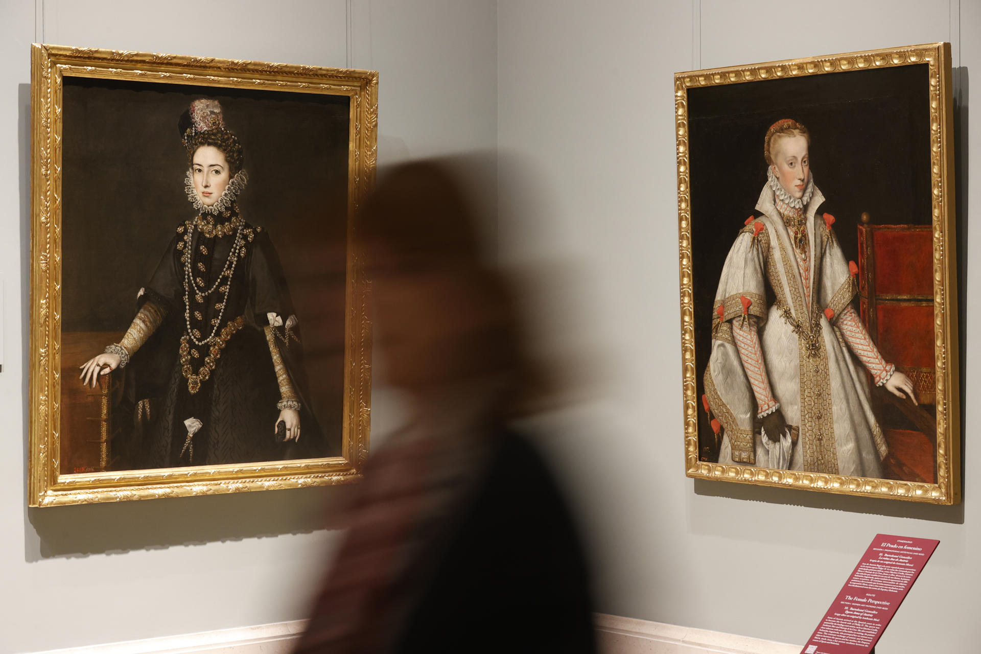 Retratos de la Infanta Catalina Micaela (i), de Alfoso Sanchez Coello y la reina Ana de Austria, de Bartolomé González, que forman parte de "El Prado en femenino"