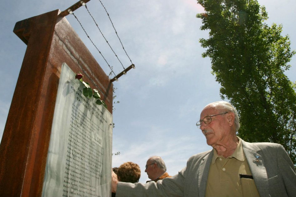 Eusebi Pérez, uno de los presos que estuvo en el campo de concentración de Mauthausen durante 57 meses, entre los años 1940 y 1945, frente a un monumento conmemorativo inaugurado con una placa con el nombre de los vecinos de la comarca que sufrieron el horror nazi, con motivo del homenaje anual a los presos de los campos de concentración nazis. /EFE