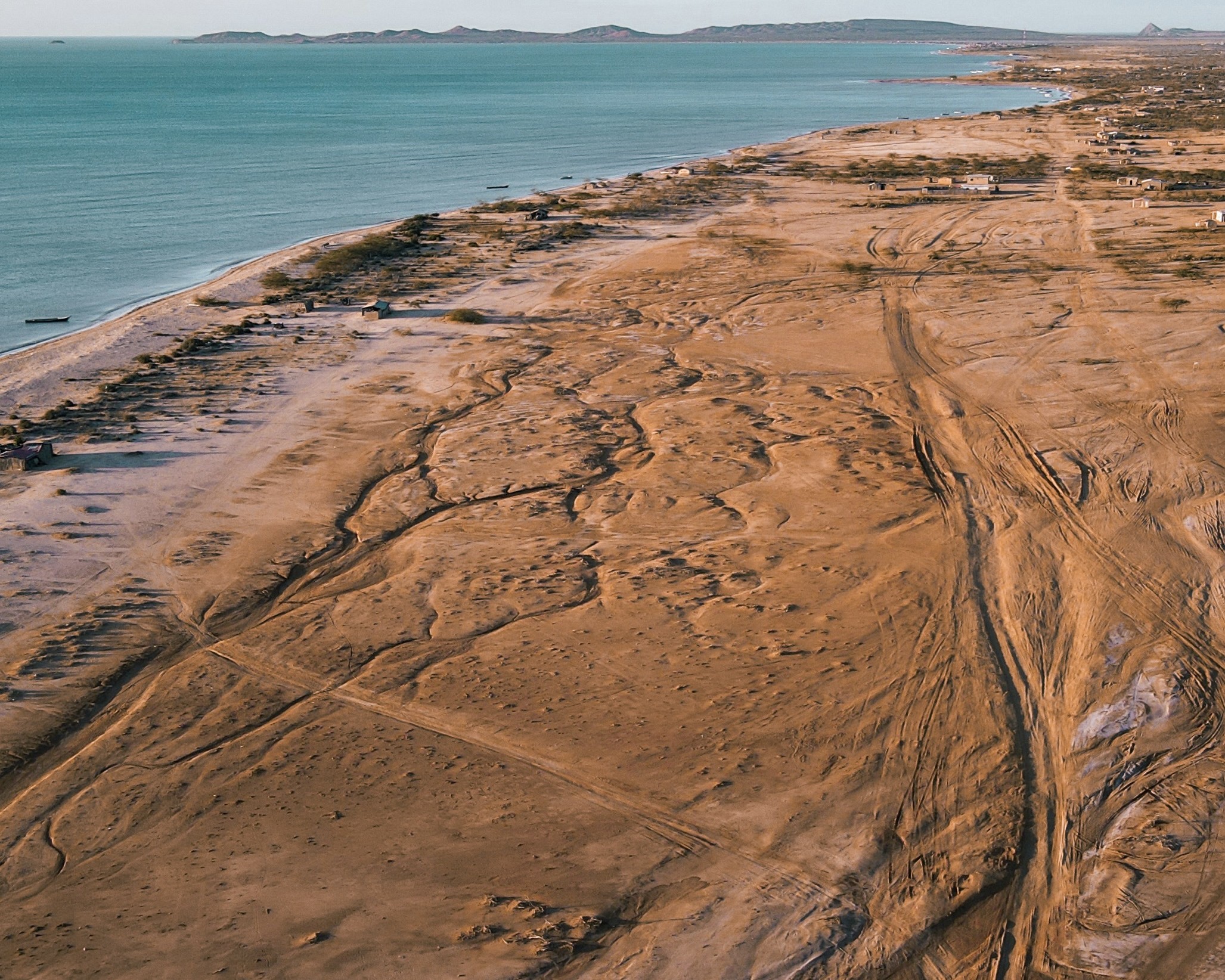 El Santuario de Fauna y Flora Los Flamencos es un espacio único donde los visitantes pueden observar flamencos rosados en su hábitat natural, en contraste con el árido paisaje guajiro.