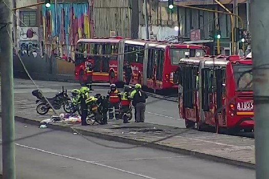 Hombre murió tras ser arrollado: se le habría lanzado a bus de TransMilenio