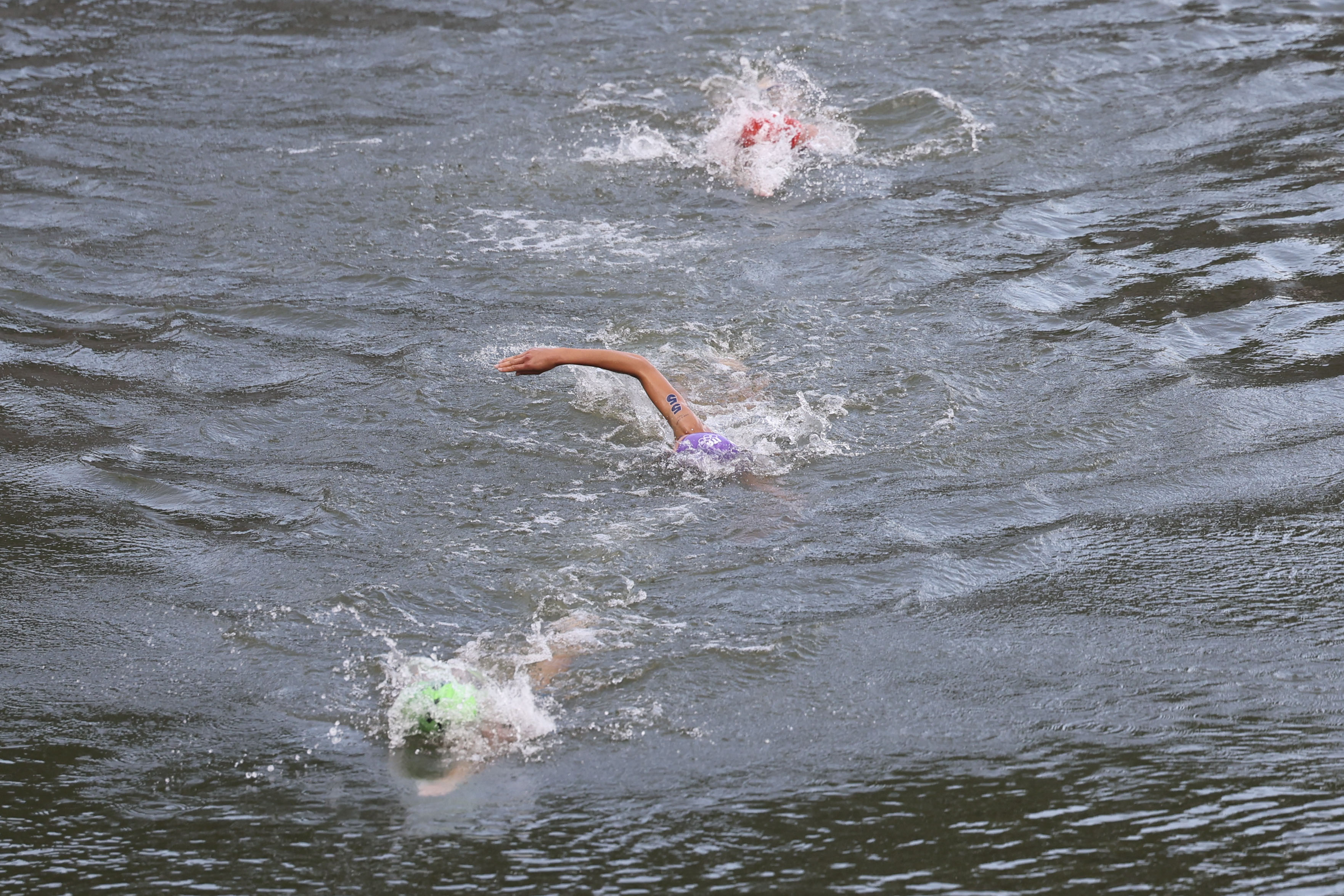 PARÍS, 31/07/2024.- La triateta italiana Bianca Seregni (c) disputa en el río Sena la primera etapa de la prueba de triatlón femenino de los Juegos Olímpicos de París 2024 este miércoles en París, Francia. EFE/ Miguel Gutiérrez