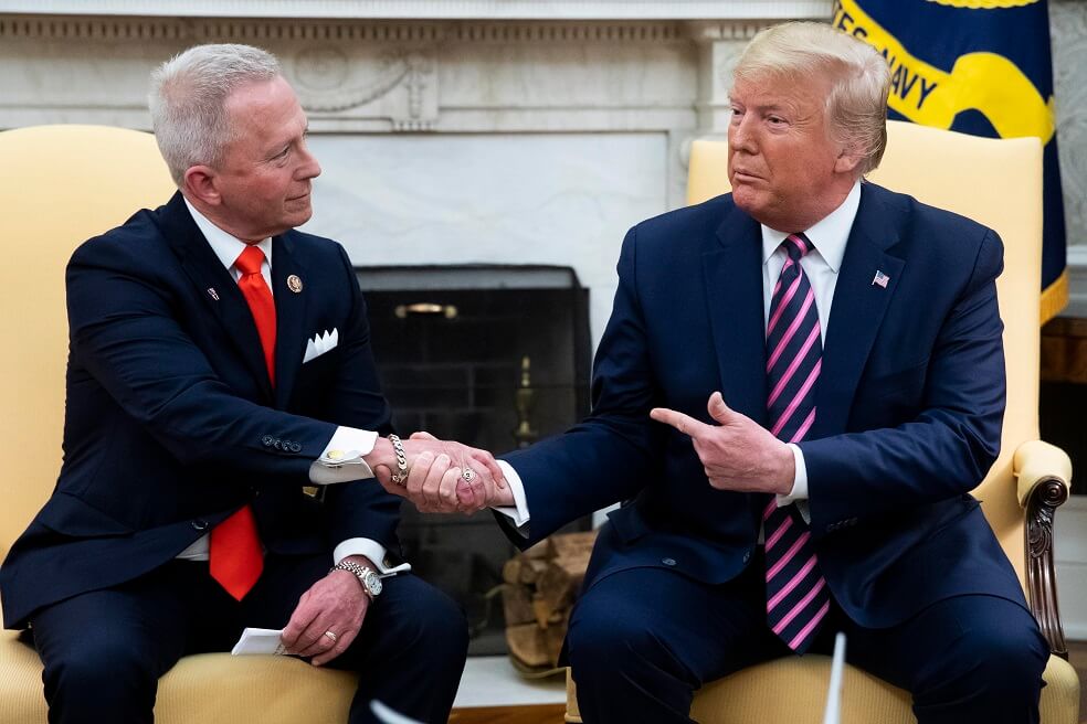 Demócrata que se opuso a juicio político visita a Trump y se declara republicano