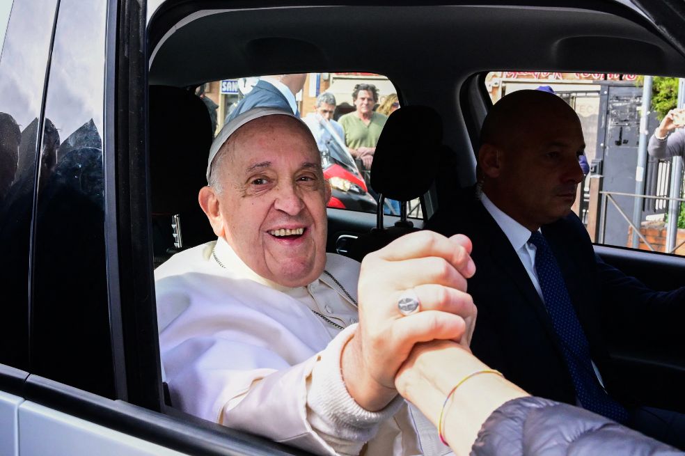 La operación del papa Francisco terminó “sin complicaciones”, según el Vaticano