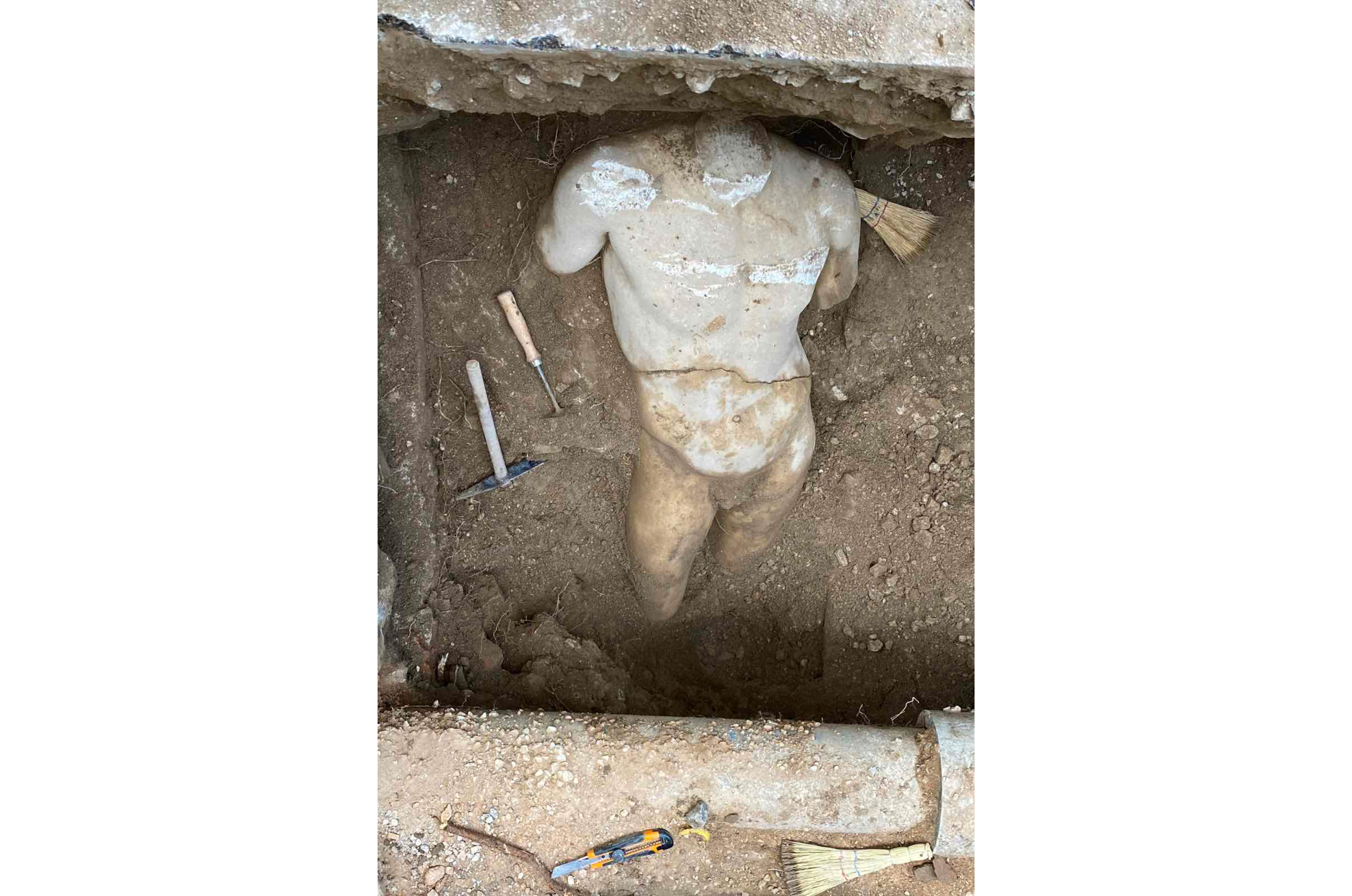 Esta fotografía difundida por el Ministerio de Cultura de Grecia el 9 de diciembre de 2024 muestra una estatua sin cabeza de un hombre desnudo del tipo de Hermes Ludovisi que data del período imperial entre los siglos I y V.