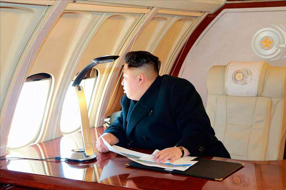 Kim Jong-un sobrevoló Pyongyang y supervisó desde el aire la construcción de una nueva urbanización para científicos a lo largo del río Taedong.