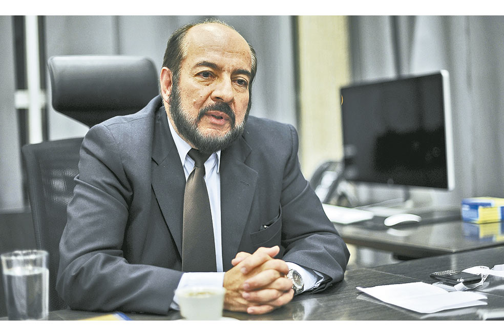 Los líos que tienen en la cuerda floja al secretario de Movilidad