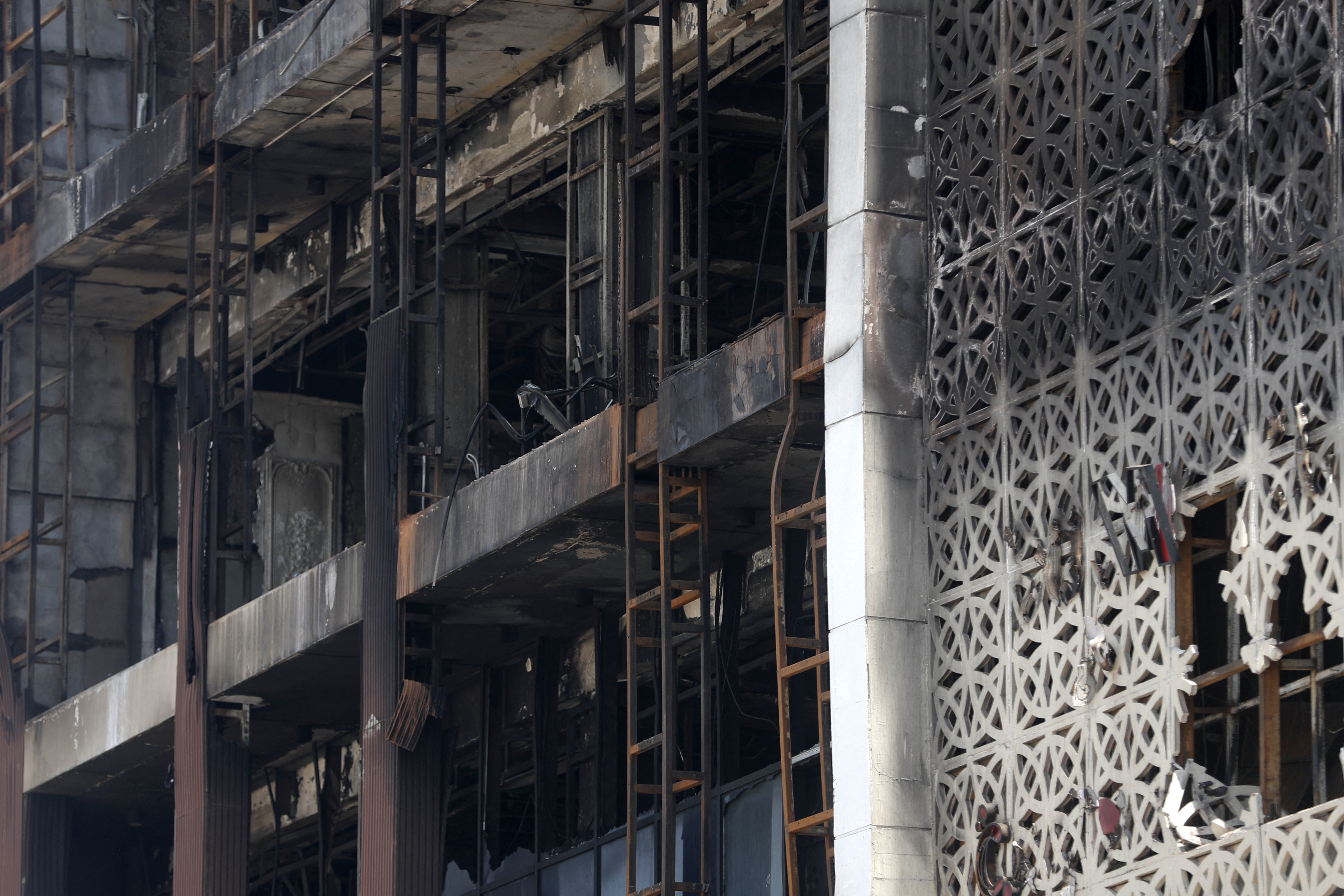 Incendio en centro comercial de Irak, recién inaugurado, deja más de 60 muertos