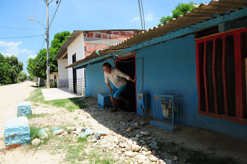El diseño original tenía previsto que la transversal pasara por el barrio El Cable. La vía actual fue construida por la pasada administración local sobre un dique y tiempo después las casas al margen de esta comenzaron a hundirse.Nelson SierraEn la ANI reposan documentos que evidencian que el retraso en las obras comenzó en 2015 con la apertura de procesos de incumplimiento por parte de la autoridad que el concesionario intentaba resolver a punta de nuevos plazos, amenazado ante la posibilidad de que caducara el contrato, pues en principio debía terminar los trabajos en 2016. Estas diferencias llegaron hasta un tribunal de arbitramento, hoy vigente, que tampoco pudo conciliarlas, y concluyeron cuando se dio por terminado el contrato bajo el argumento de que al ser una licitación adjudicada a dedo se había violado la libre competencia económica.