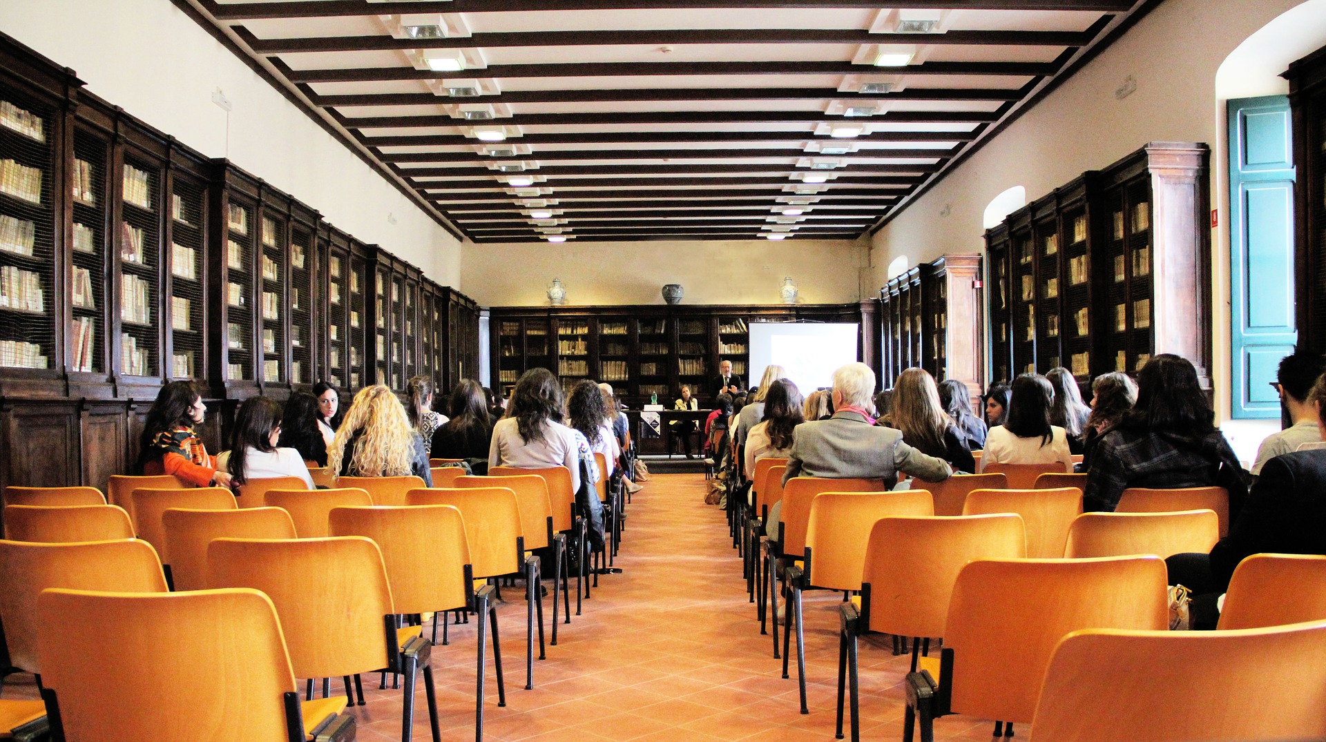 ¿Reemplazar los profesores de cátedra?