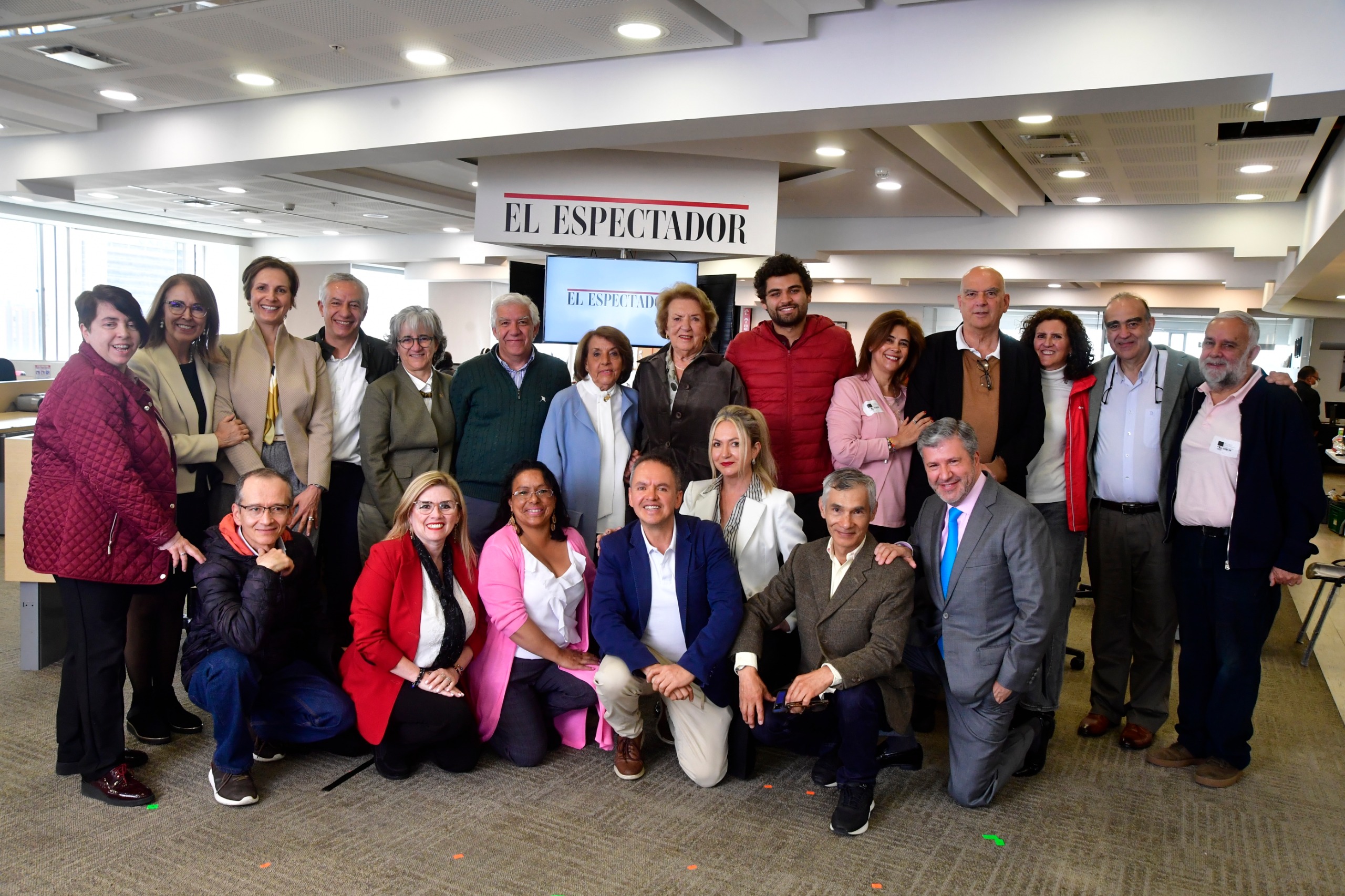 María Antonieta Busquets en compañía de familiares y redactores de “Espectadores 2000”.