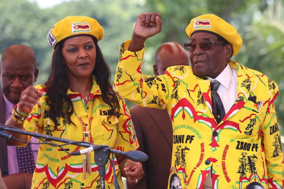 Presidente de Zimbabue prepararía su dimisión y busca salida para su esposa