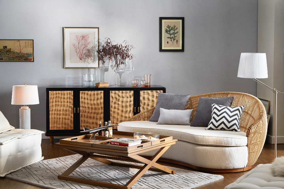 Contemporáneo: espectacular sofá de corte asimétrico, perfecto para un hogar moderno. Su estructura natural crea formas fluidas y la mezcla de materiales produce un aura de elegancia tropical.