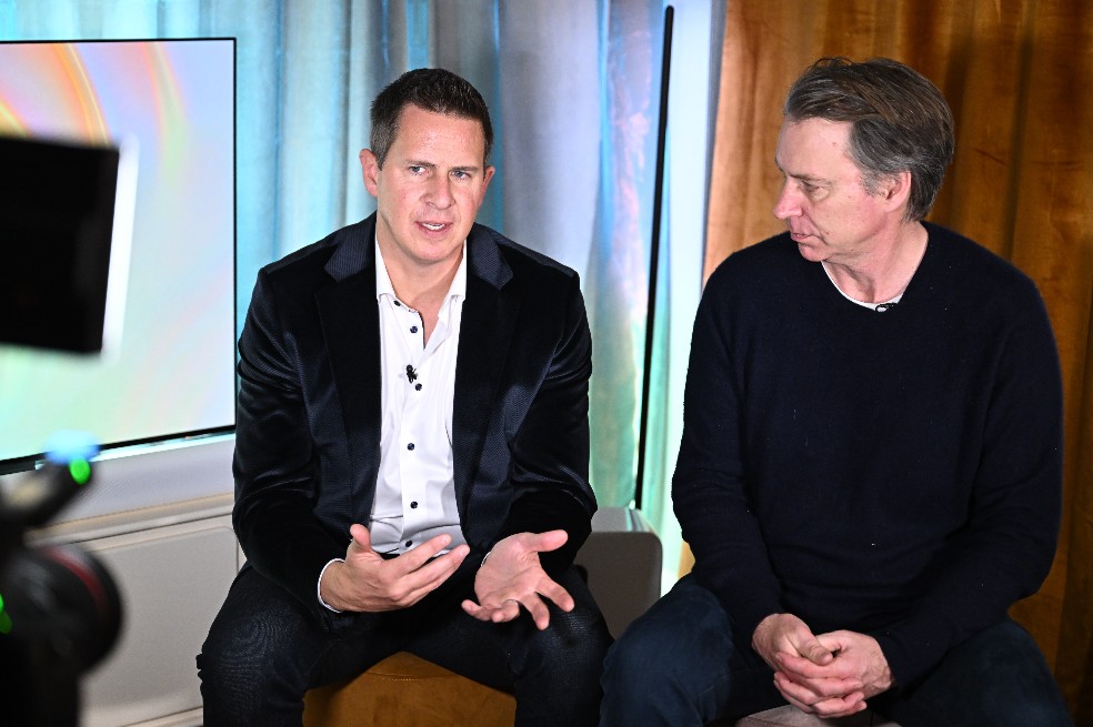 Patrick Spence junto a Giles Martin. Martin es hijo del productor de The Beatles George Martin y vicepresidente de experiencia de audio de Sonos.