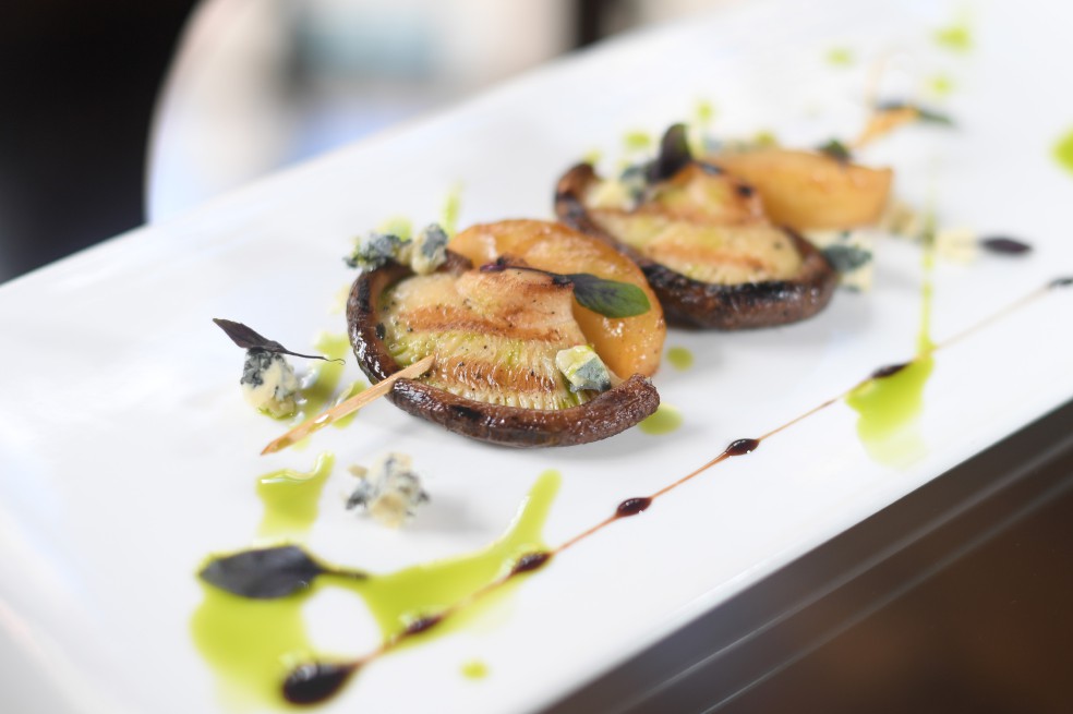 Cómo preparar brochetas de hongos y manzana a la parrilla con queso azul