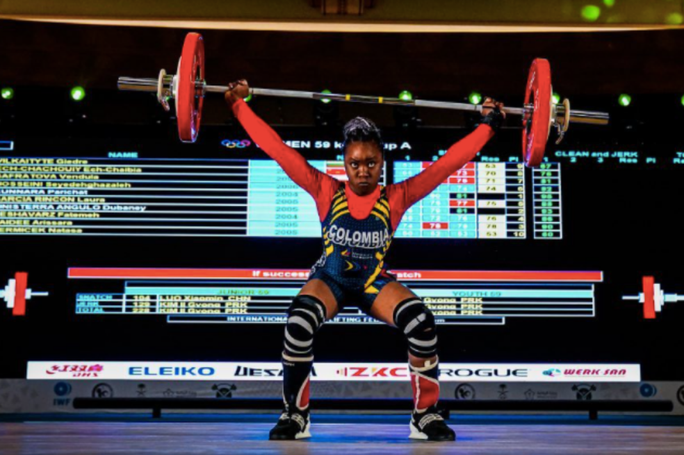 Dubaney Sinisterra tras coronarse Campeona en el Mundial de Levantamiento de Pesas Sub-17 en Arabia Saudí.