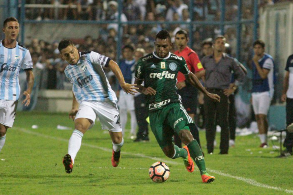El colombiano Miguel Ángel Borja (d), de Palmeiras, disputa una pelota con Leonel Di Plácido, de Atlético Tucumán. / AFP