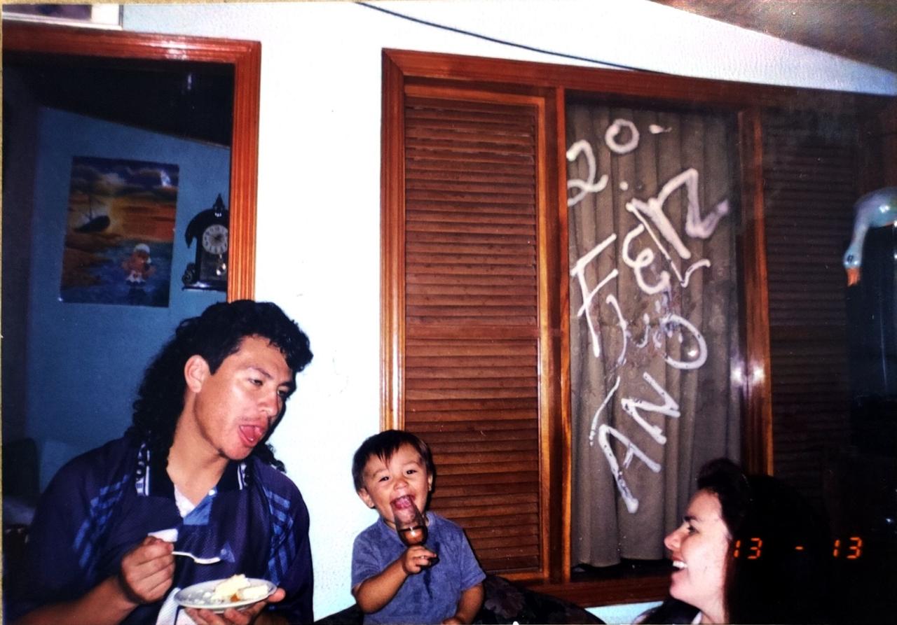Yo, junto a mi tío y mi mamá, en la celebración de fin de año de 1999. Y no, lo que estoy tomando no es vino.