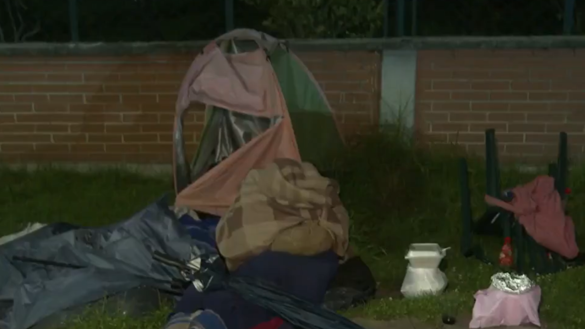 Adulta mayor permanece en estado de abandono frente a urgencias de la Cruz Roja