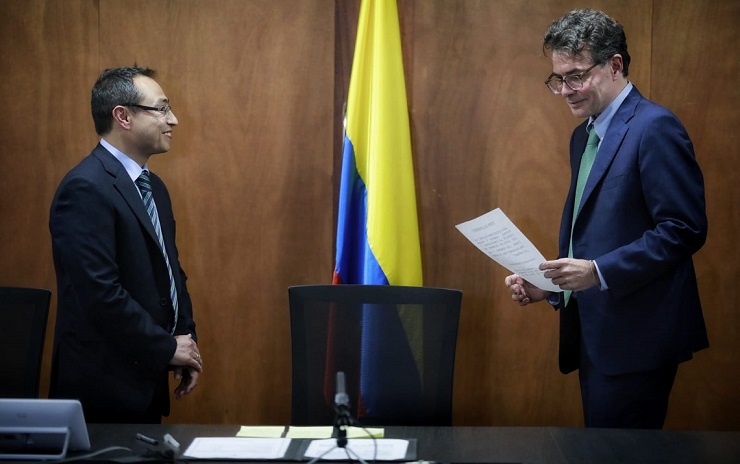 El 6 de septiembre de 2022, Hernando Bayona se posesionó como viceministro de Educación Preescolar, Básica y Media ante el entonces ministro de Educación Alejandro Gaviria.