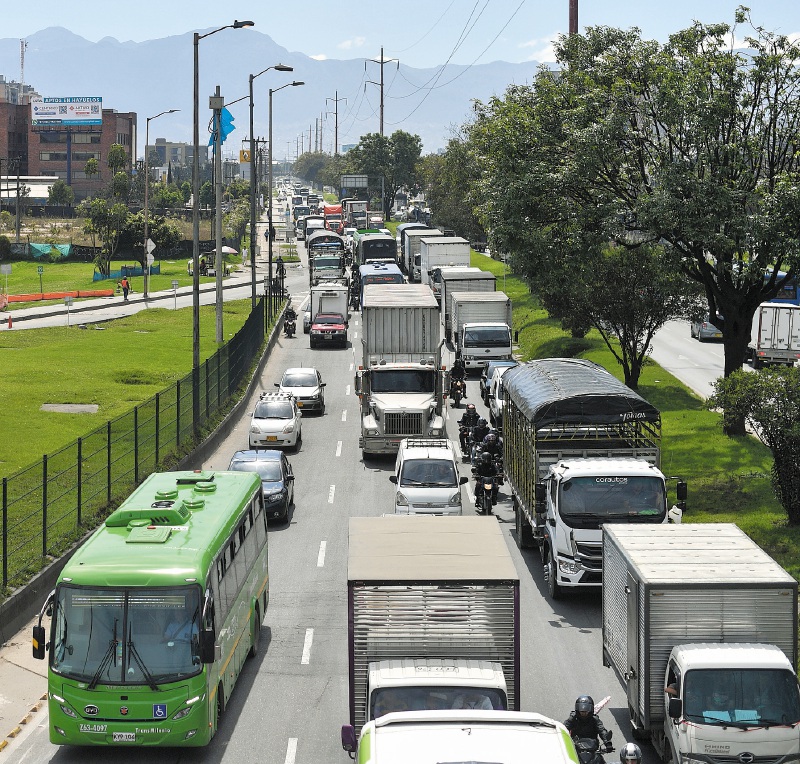 Trancones en BogoLos automotores en Bogotá y Cundinamarca pagan más impuesto que en otros municipios, por cuenta de una ley que autorizó un incremento del 0,2% para financiar la Agencia de Movilidad, de la Región Metropolintana. / El Espectadortá