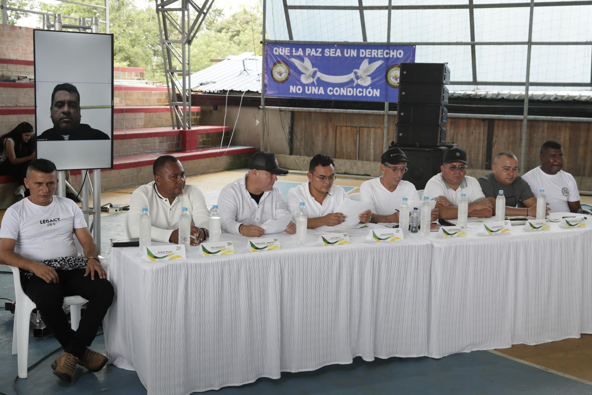 AME936. TUMACO (COLOMBIA), 25/05/2025.- Negociadores de la Coordinadora Nacional Ejército Bolivariano (CNEB) asisten al cierre del quinto ciclo de diálogos de paz entre el Gobierno colombiano y disidencias de las FARC este domingo, en el resguardo indígena Inda Zabaleta, Tumaco (Colombia). EFE/ Carlos Ortega