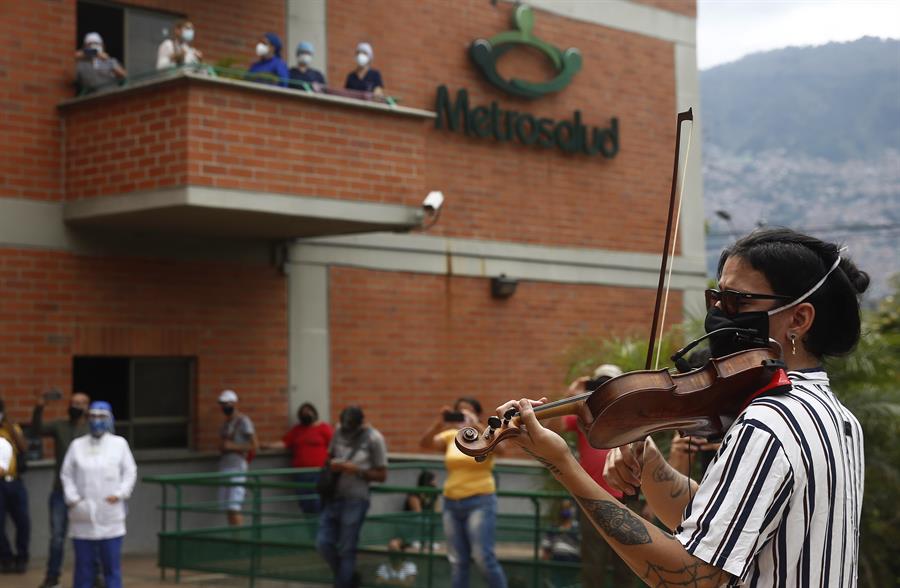 Músicos llevan sus melodías a hospitales de Medellín en lucha contra COVID-19